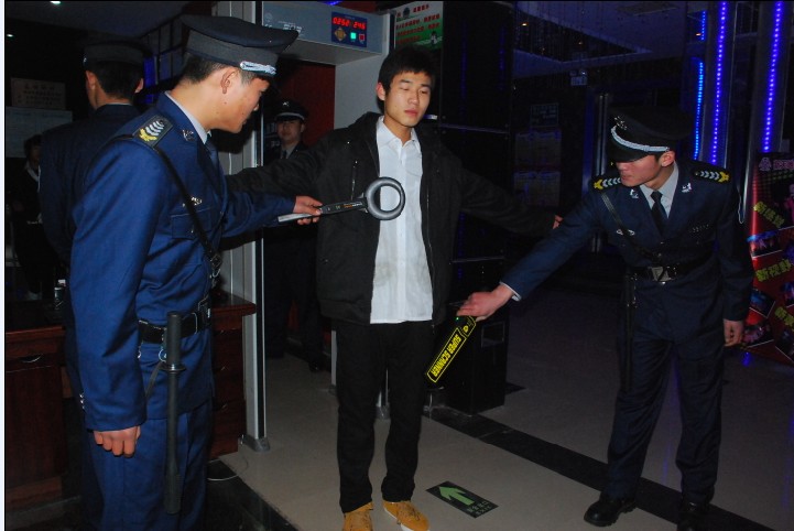 河南上蔡警方嚴查轄區(qū)公共娛樂場所安檢門制度落實情況[圖]