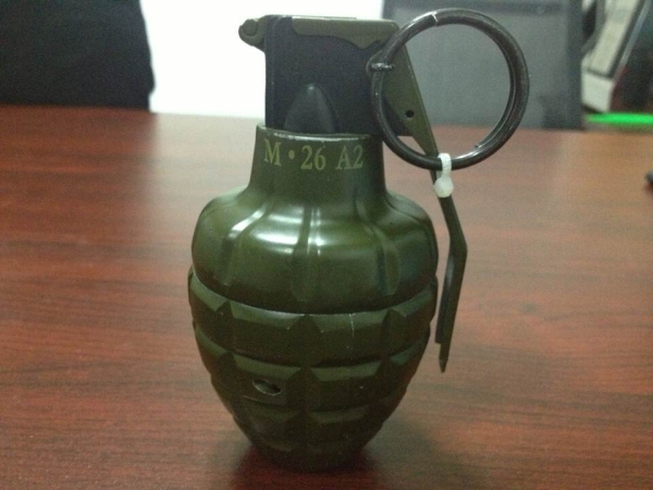 機場安檢機檢測標(biāo)準(zhǔn)高   新疆博樂發(fā)現(xiàn)手雷式打火機[圖]