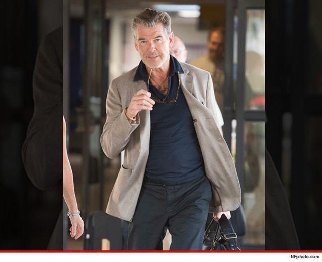 布魯斯南攜刀上飛機(jī)過(guò)金屬安檢門(mén)被攔