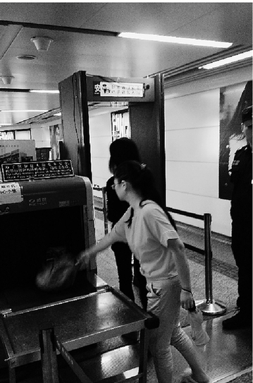 夏天小偷頻出沒，地鐵站裝上安檢門